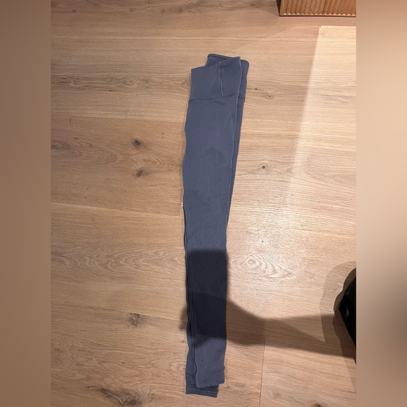 LULU LEMON LEGGING SIZE 4 with detailing on the legs - Picture 6 of 6